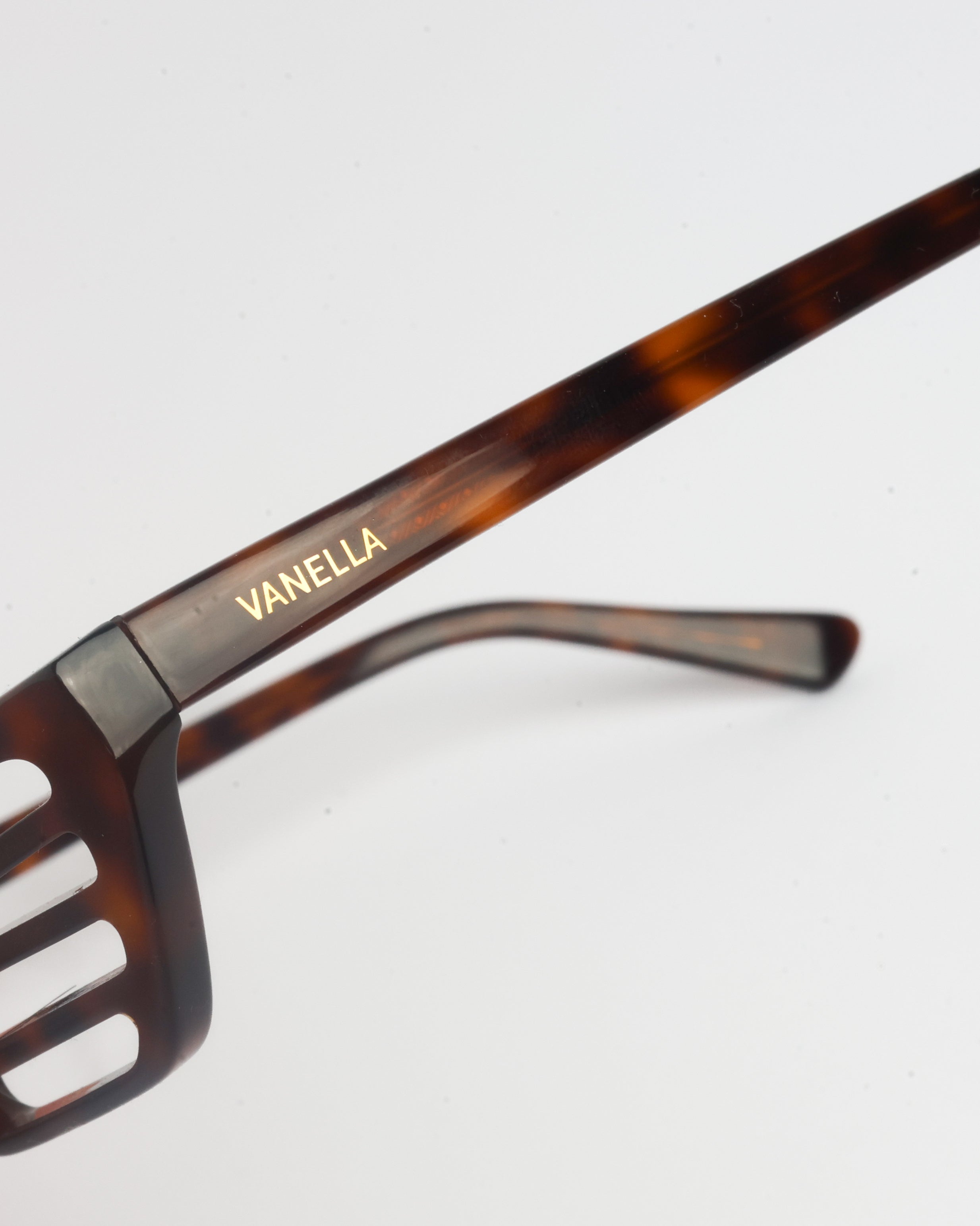 Vanella Shutter Shades 2.0 | Tortoiseshell Cat-Eye Statement Sunglasses